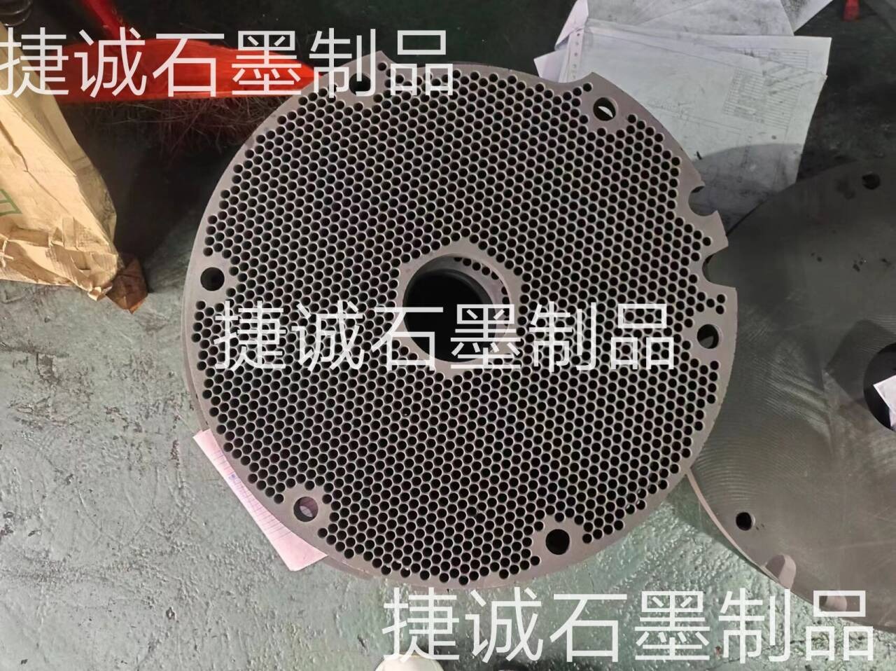 石墨盤，石墨燒結(jié)盤，石墨盤加工，銅管燒結(jié)石墨盤，導(dǎo)熱燒結(jié)石墨盤，鐘罩爐石墨盤，推板爐石墨盤，石墨盤生產(chǎn)廠家